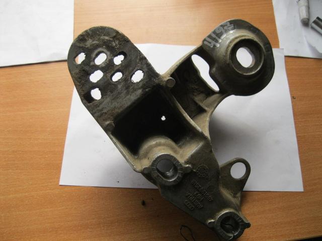 VW Passat (B5) 1996-2000 для Кронштейн опоры двигателя