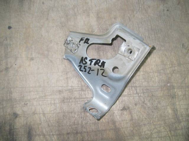 Opel Astra J 2010 - для Кронштейн крепления крыла правый