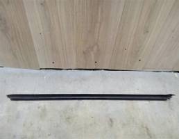 Уплотнитель стекла передней двери левой для Audi A4 (B7) 2005-2008  запчасти бу