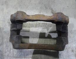 Скоба суппорта переднего для VW Passat (B3) 1988-1993  запчасти бу