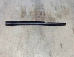 Уплотнитель стекла передней двери для Toyota Avensis II 2003-2008  запчасти бу
