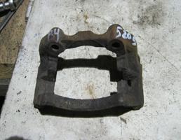 Скоба суппорта переднего для VW Passat (B3) 1988-1993  запчасти бу