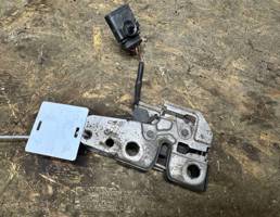 Замок капота для VW Touareg 2002-2010  запчасти бу