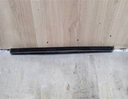 Уплотнитель стекла передней двери левой для VW Touran 2003-2010  запчасти бу