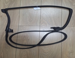 Уплотнитель двери задней правой для Lexus RX 350/450H 2017-2019  запчасти бу