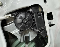 Мотор стеклоподъемника передний левый для Opel Astra J 2010 -  запчасти бу