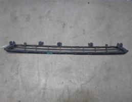 Решетка в бампер центральная для Peugeot 3008 2010-2016  запчасти бу